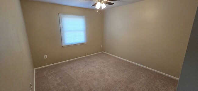 Building Photo - Upper level of townhome