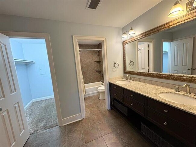 Building Photo - 1BD/1BA Condo located in The Monarch