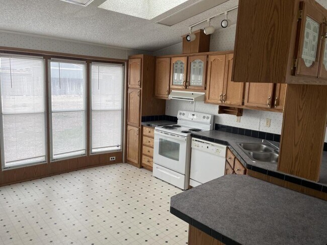 Building Photo - 398 E Hemlock Dr