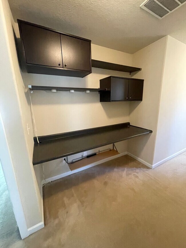 Building Photo - Gorgeous Pet Friendly Three Bedroom Home I...