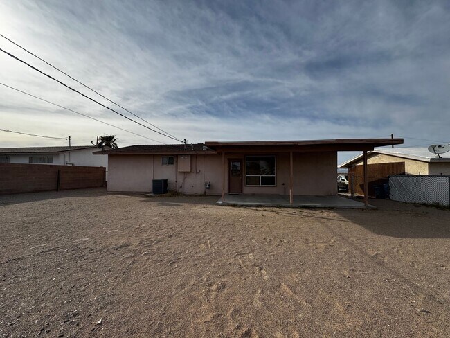 Building Photo - Charming and spacious Needles HOME