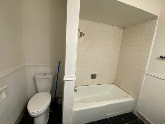 Building Photo - 1108 Monterey St