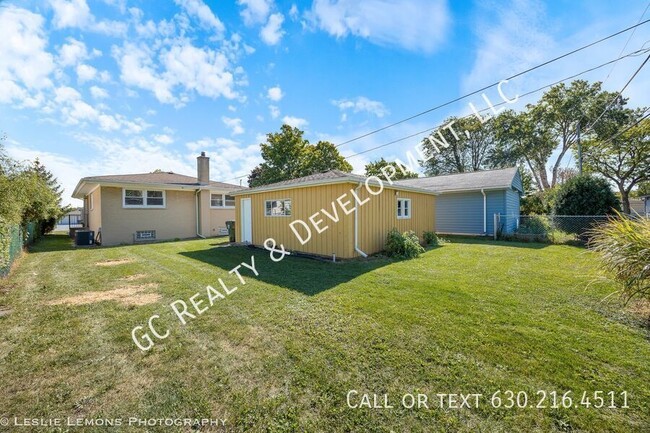 Building Photo - *** SCHOOL DISTRICT 25 / 3 BDRM -1.5 BTH /...