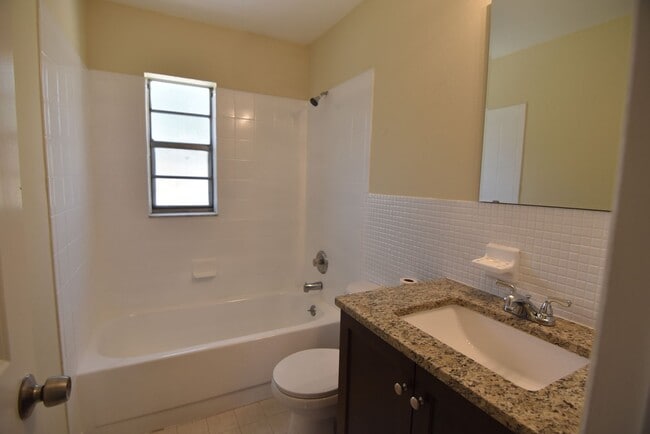 Building Photo - ALTAMONTE SPRINGS: 3 Bed/2 Bath SFH in Cha...