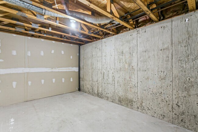 Building Photo - 4319 S Elizabeth Ave