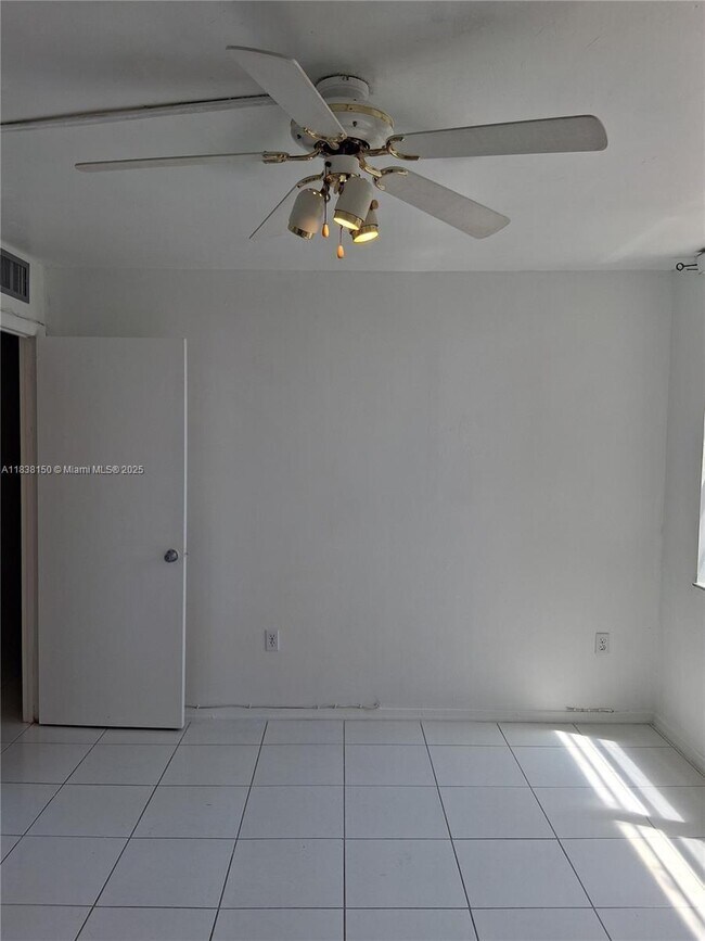 Building Photo - 1400 St Charles Pl