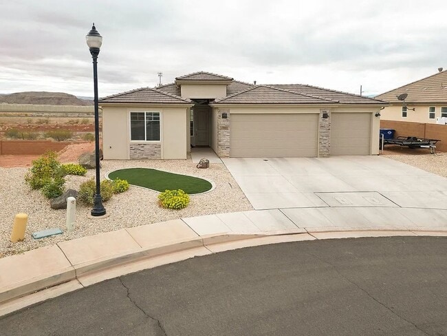 Building Photo - 3 Bedroom Furnished Home! Short term lease!! Available from May 1st - October 31st!