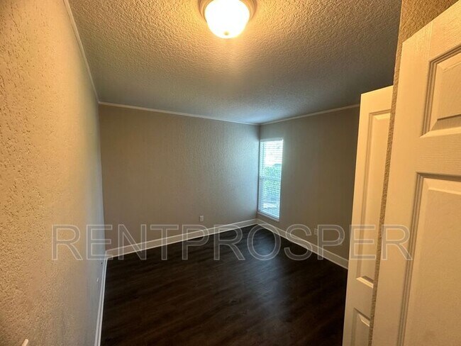 Building Photo - 2568 Woodgate Blvd