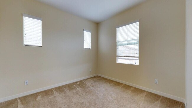 Building Photo - 3bedroom 3 bath home in the Solaire Commun...