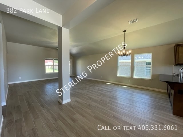 Building Photo - 382 Park Ln