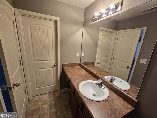 Building Photo - 175 Oakland Hills Way