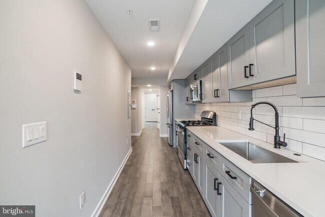 Building Photo - 2410 Clifford St