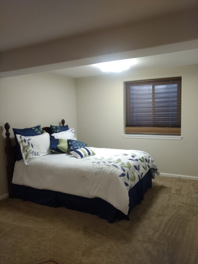 Building Photo - 2 bed/3 bath with spacious finished basement!