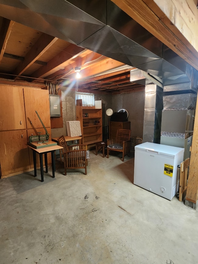 Building Photo - Furnished 3BR, 1.5BTH Centrally Located in...
