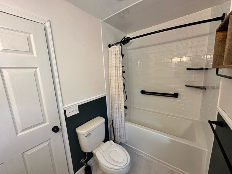 Full bath - 28 Clark St