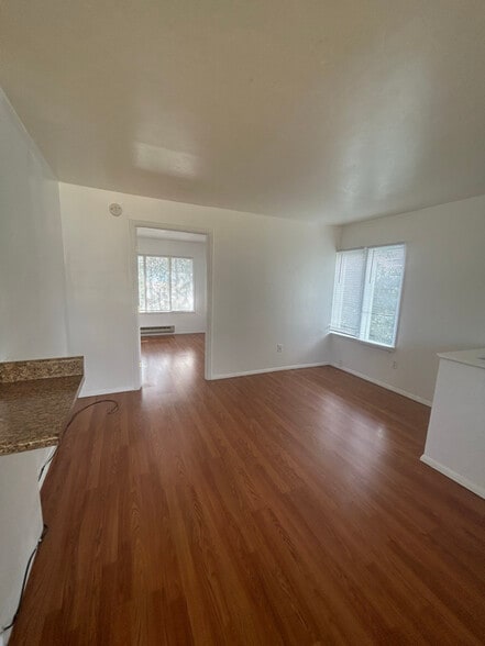 Building Photo - 426 E 9th St