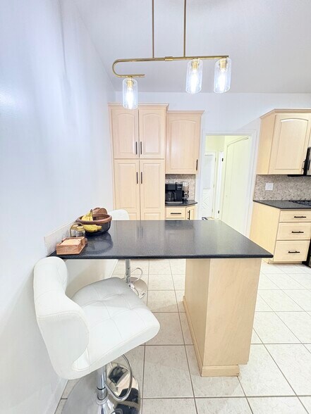 Building Photo - 1136 Wood Ave