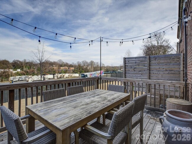 Building Photo - 11015 Stetler St