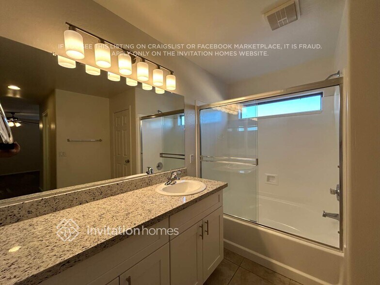 Building Photo - 11714 W Flanagan St