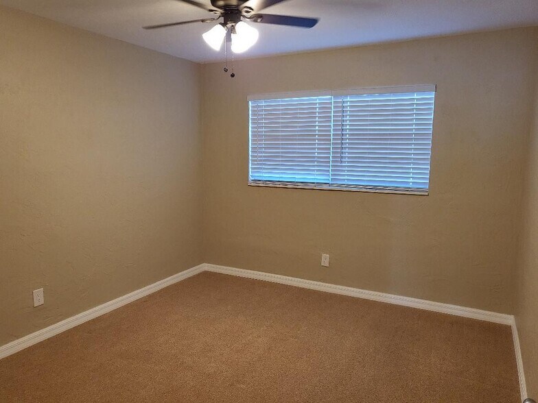 Guest bedroom - 2451 Canadian Way