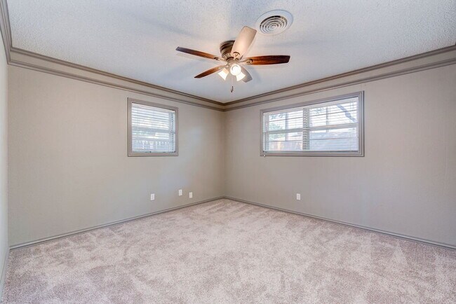 Building Photo - 3/2/2 in Excellent Location!