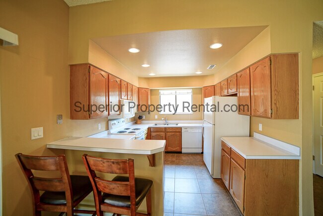 Building Photo - Furnished 2 bed, 2 bath condo with views