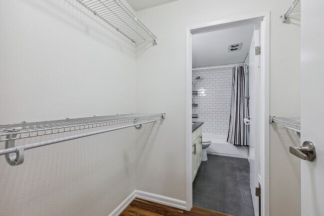 Building Photo - 10410 NE 32nd Pl