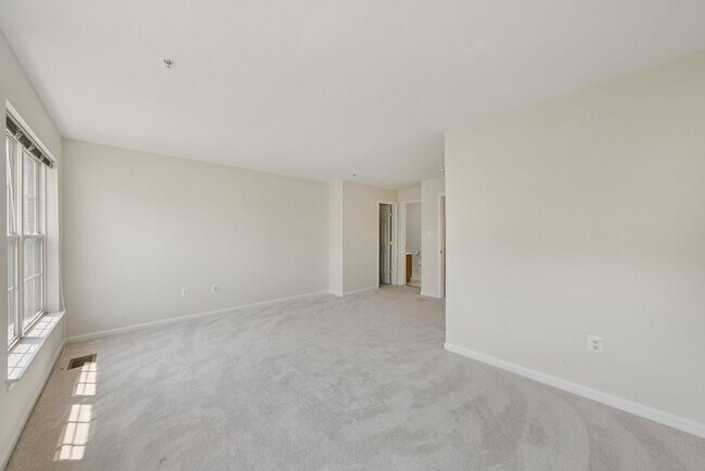 Building Photo - Beautiful End-Unit Townhome-Style Condo Ne...