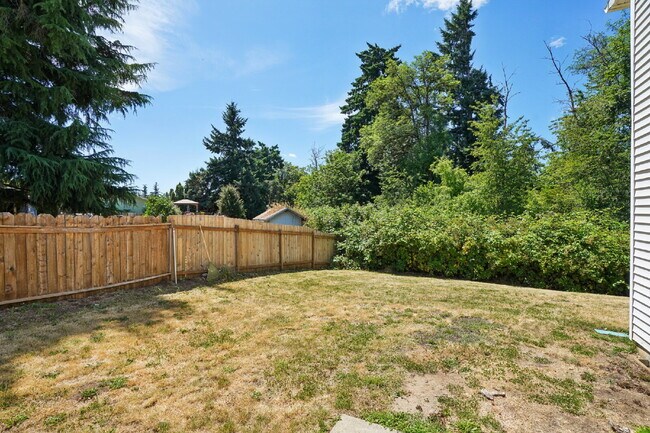 Building Photo - 4 bedroom 2.5 bath home