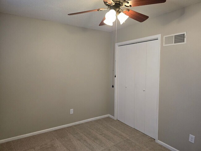 Building Photo - 5814-5816-5816 NW Walnut Ct