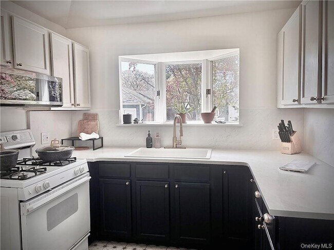 Building Photo - 194 N Midland Ave