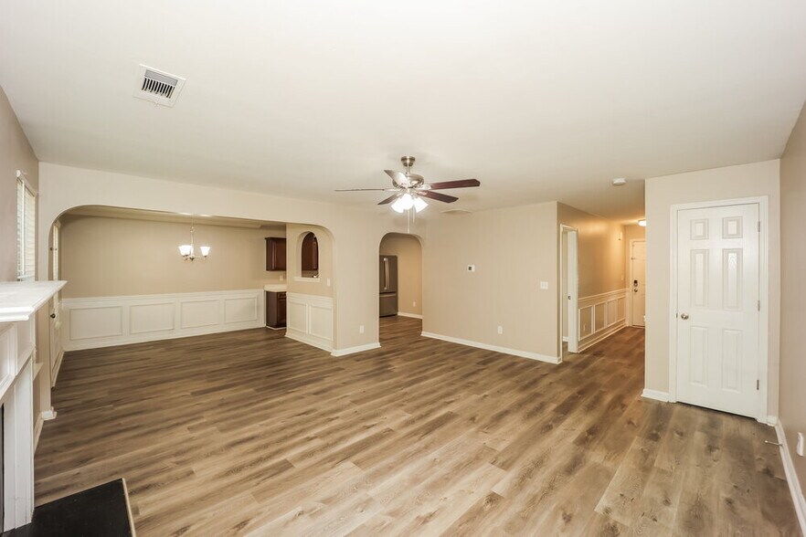 Building Photo - 5584 Bluegrass Dr