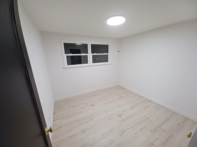 Building Photo - Remodeled! One level, 2 bdrm 1 bath end un...