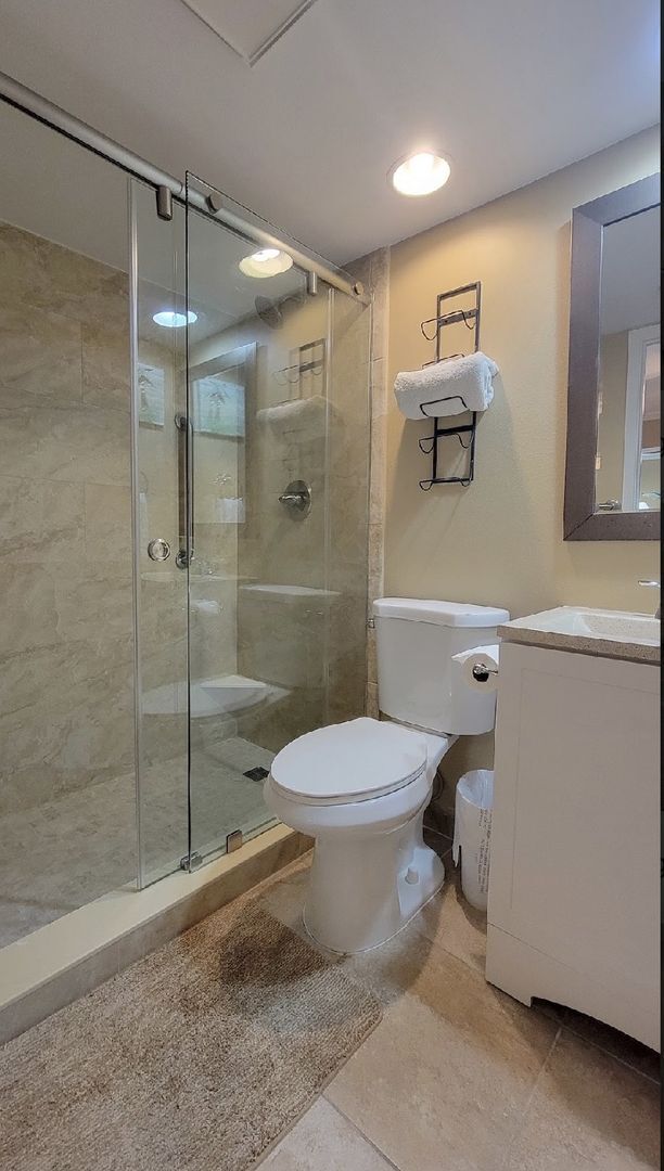 Building Photo - Views! Gorgeous, upgraded penthouse condo at The Breakers