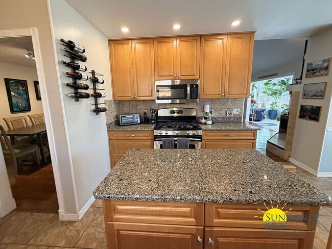 Building Photo - Stunning 5 Bedroom Home in Mary Esther with Beach Access, Pool and Solar Panels!