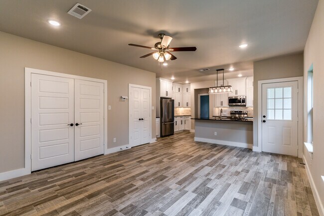 Building Photo - 310 Ditto Ave