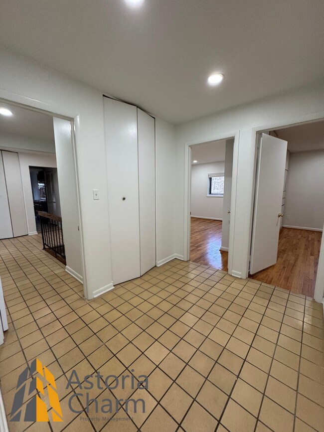 Building Photo - Spacious 5 Bedroom 3 Bath + Den Single Family Detached Home