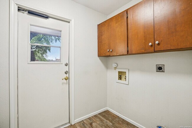 Building Photo - 6106 Vance Jackson Rd