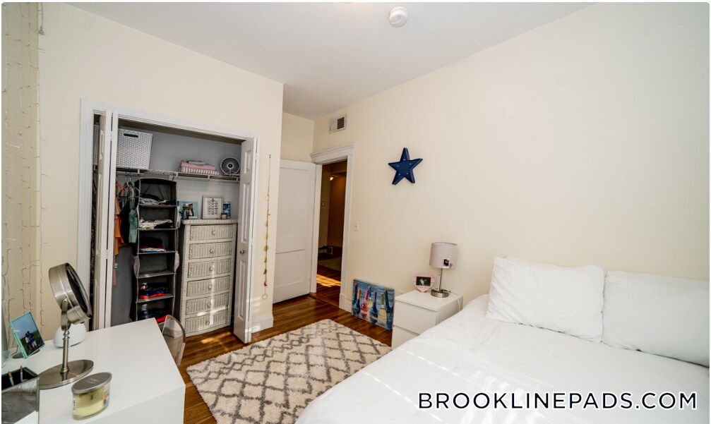 Building Photo - 81 Gibbs St