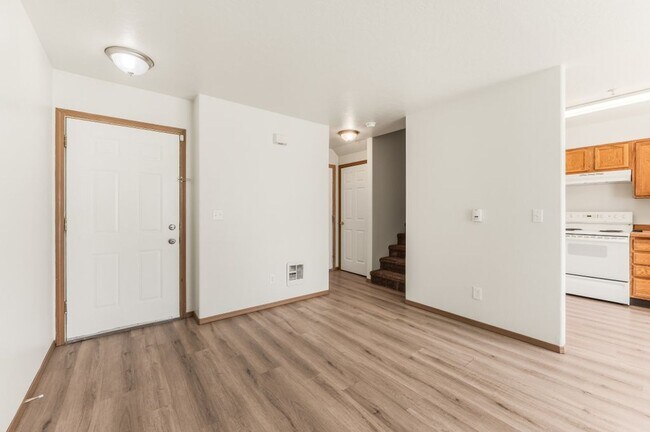 Building Photo - 3 bed 2 bath townhome