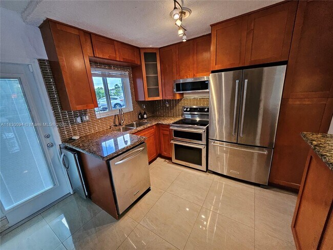 Building Photo - 733 NW 30th Ct
