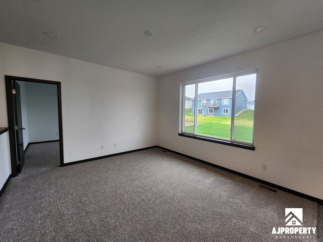 Building Photo - 300 S Willow Spring Dr