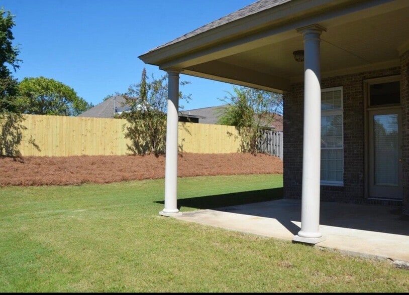 Building Photo - 2206 Wyndgate Dr