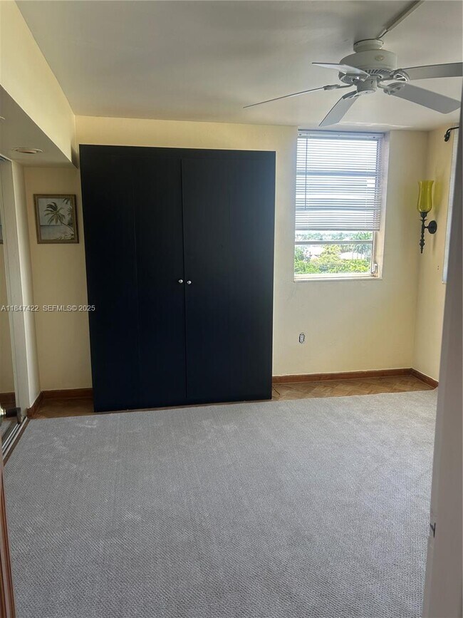 Building Photo - 2400 NE 9th St