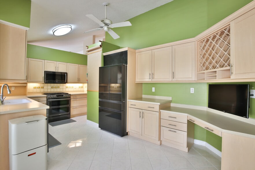 Kitchen is fully equipped - 4700 Tivoli Ave