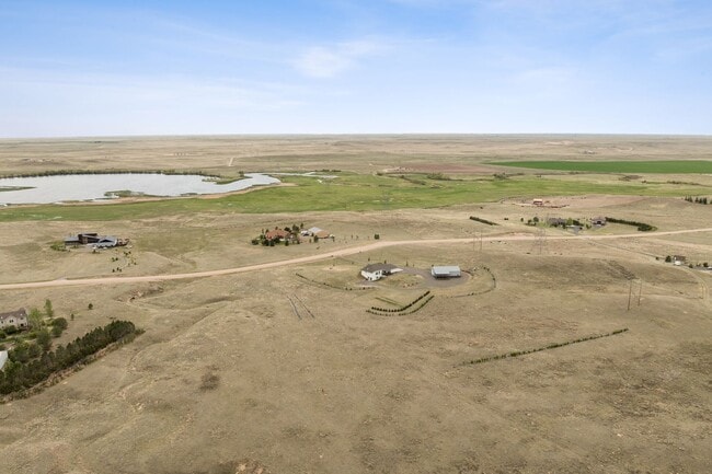 Building Photo - Executive 3-Bed Ranch Main Level - Private...