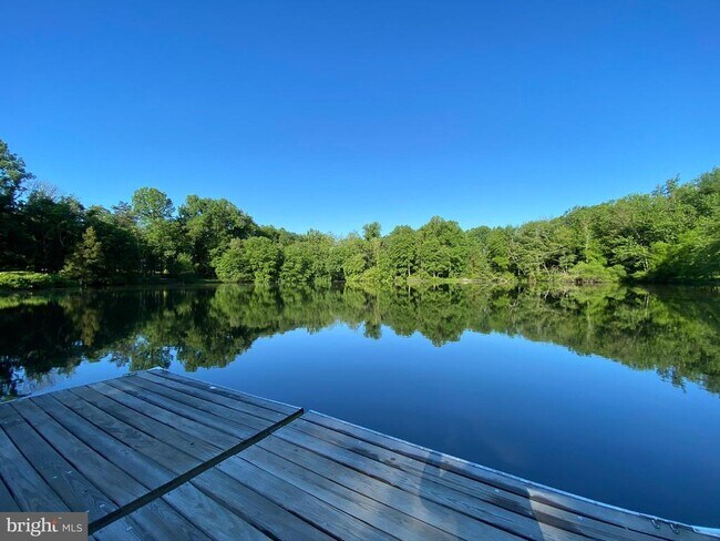 Building Photo - 9420 Lakeside Dr