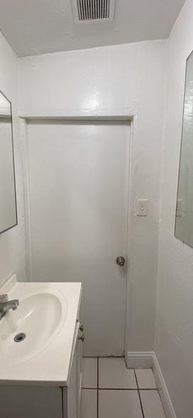 Building Photo - 329 N Glenn Ave