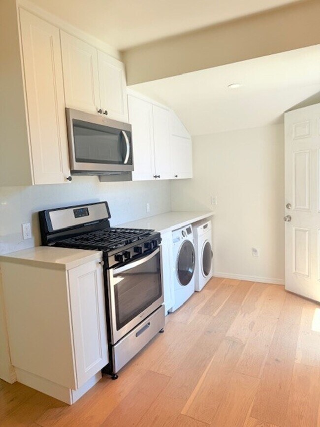 Building Photo - 1/2 OFF FIRST MONTH! BEAUTIFUL & SPACIOUS ...