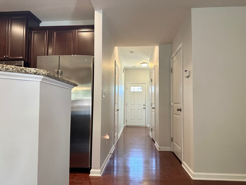 Building Photo - 2501 Silverthorn Dr